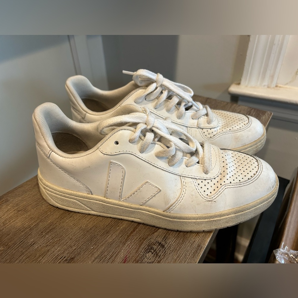 Veja V10 Size 39 8 US